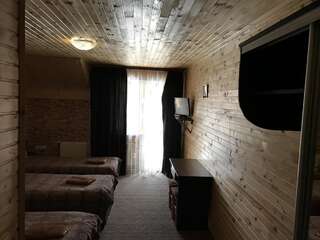 Отель Sadyba Magnat Hotel Делятин Двухместный номер с 1 кроватью или 2 отдельными кроватями и дополнительной кроватью-3